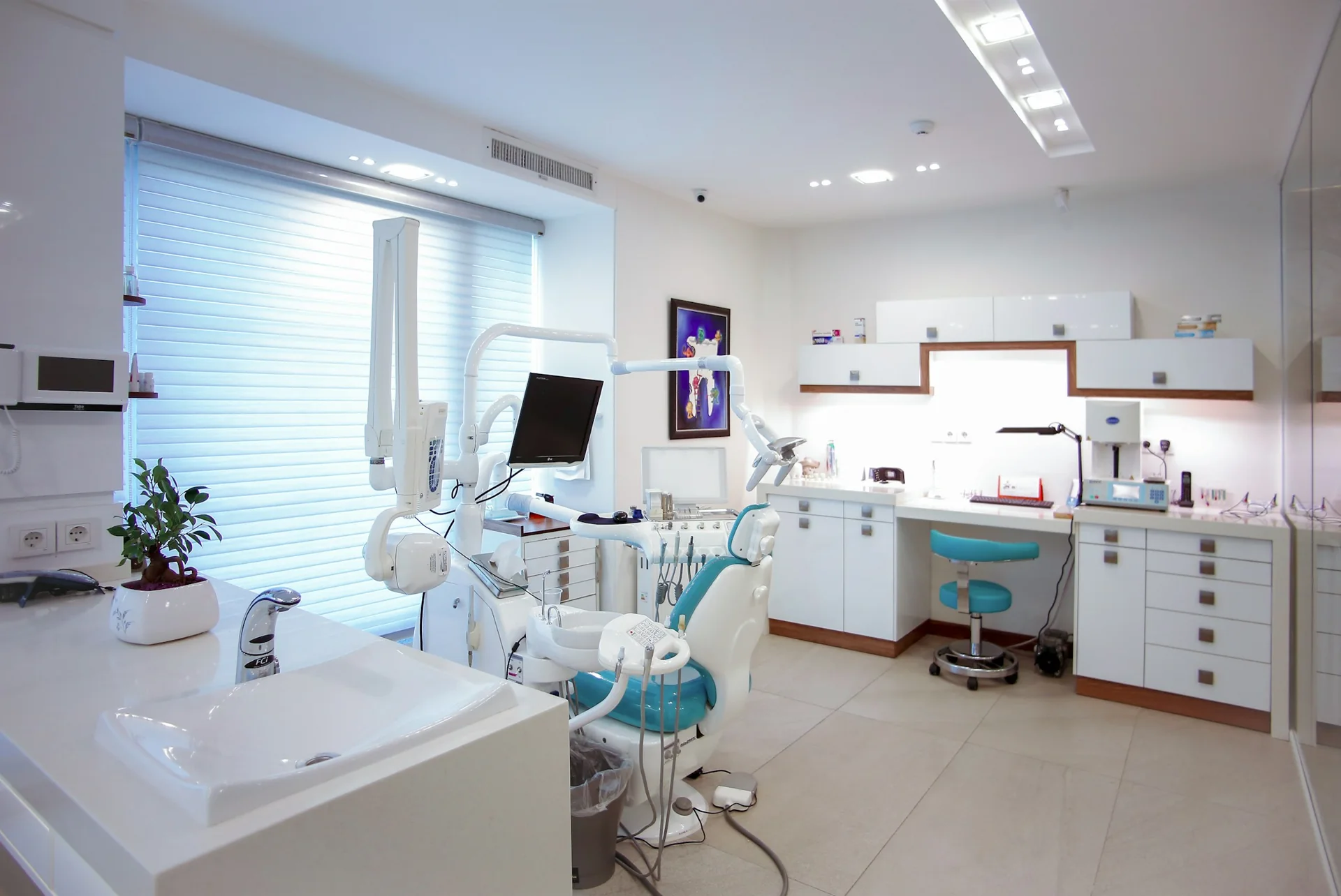Consultório odontológico equipado, com a cadeira de atendimento vazia